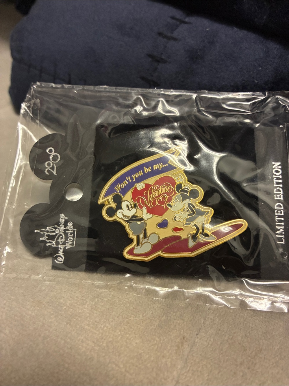 WALT DISNEY WORLD Mickey & Minnie Mouse VALENTINE PIN.
LIMITED EDITION.
